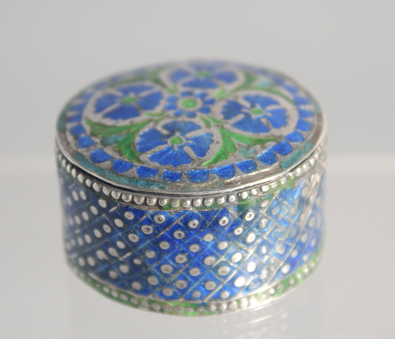 TWO 18TH/19TH CENTURY MUGHAL INDIAN LUCKNOW ENAMELLED SILVER SNUFF BOXES, 6cm wide and 3.5cm, (2). - Image 5 of 6