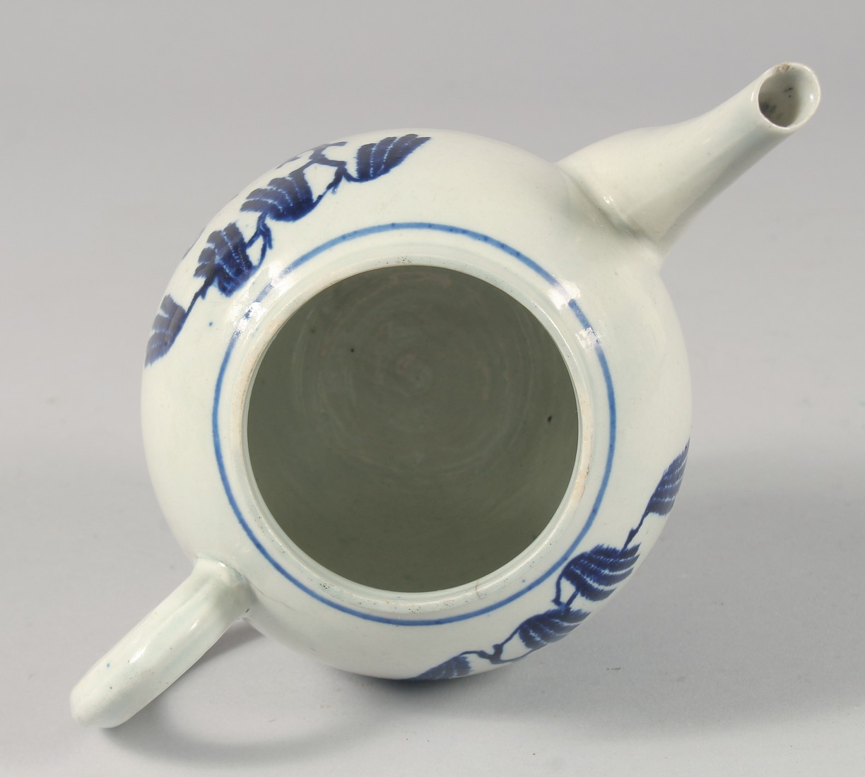 A WORCESTER BLUE AND WHITE TEA POT AND COVER. - Image 6 of 7