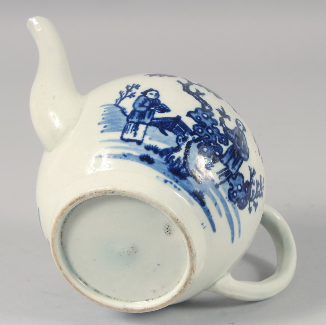 A WORCESTER BLUE AND WHITE TEA POT AND COVER. - Image 7 of 7