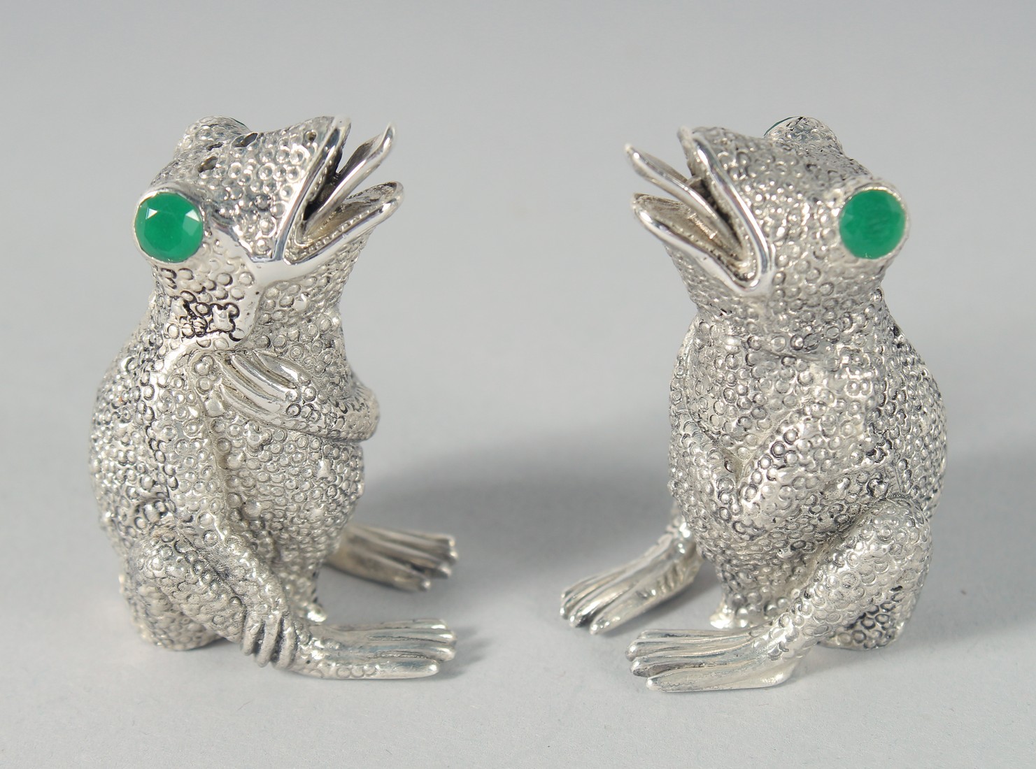 A PAIR OF SILVER-PLATED FROG SALT AND PEPPERS. 5cm