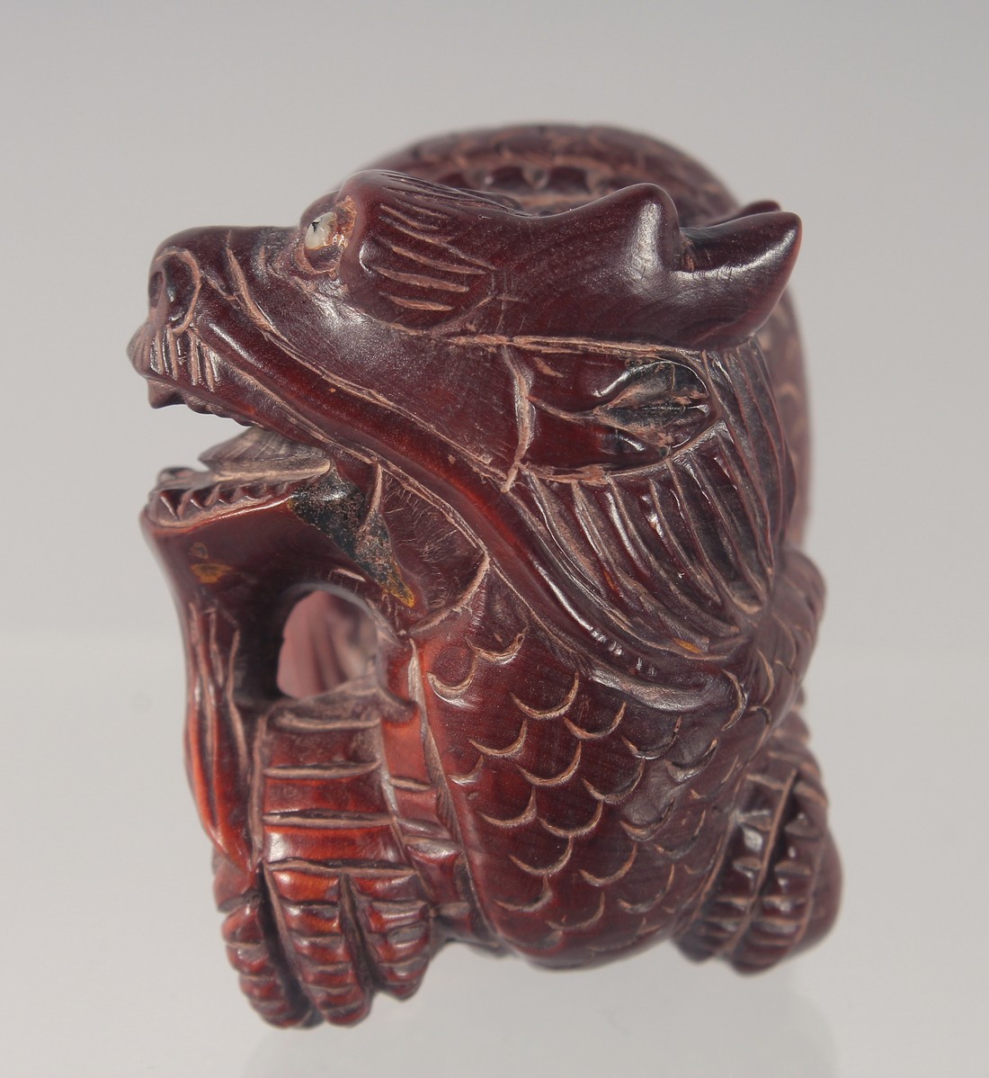 A CARVED WOOD NETSUKE modelled as a dragon 5.5cm long. - Image 3 of 4