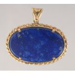 AN 18CT GOLD LAPIS PENDANT.