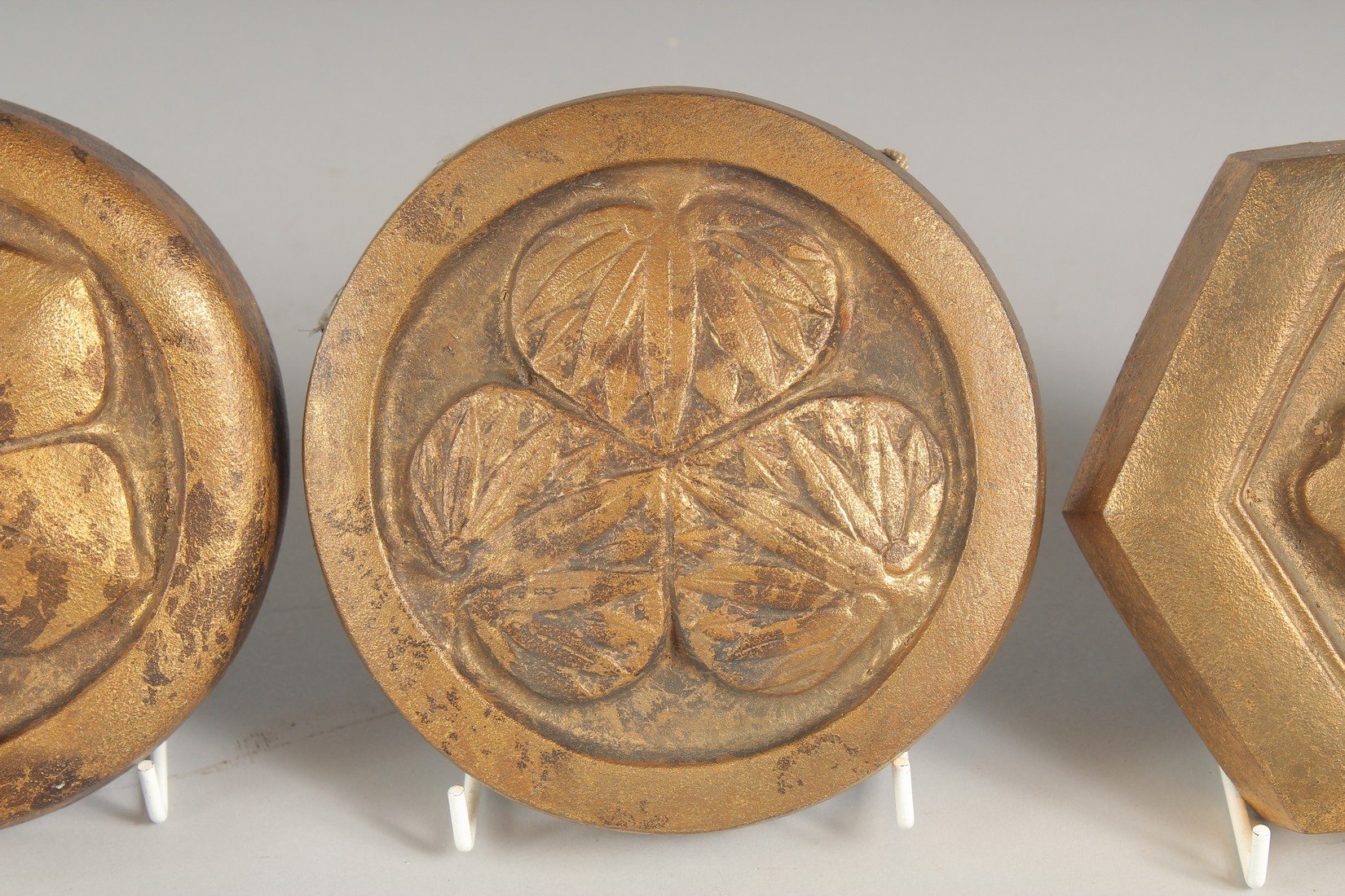 FOUR JAPANESE GILDED CAST METAL HANGING MON, each 15cm diameter, (4). - Image 4 of 6