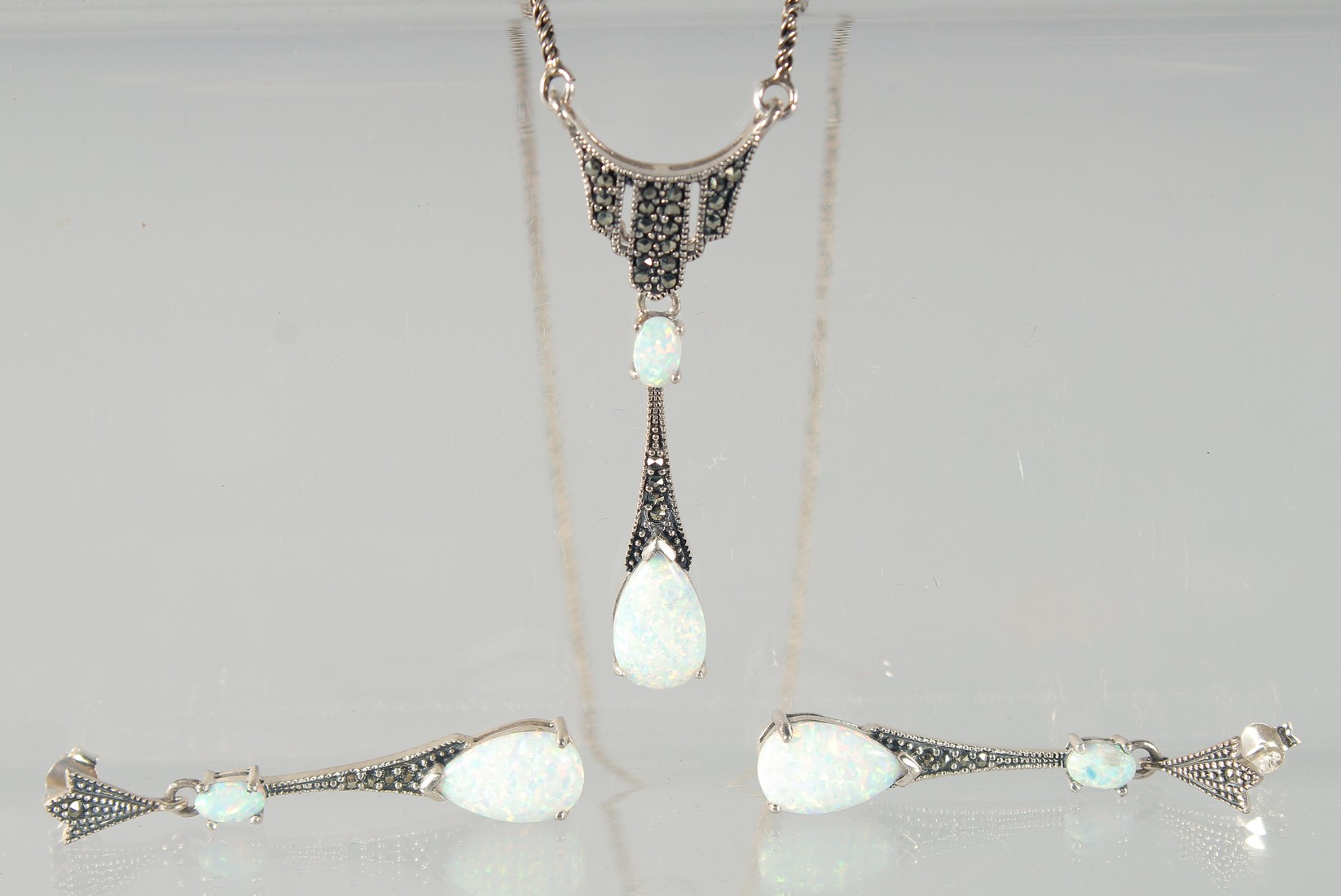 A PAIR OF SILVER AND OPAL DROP EARRINGS AND PENDANT.