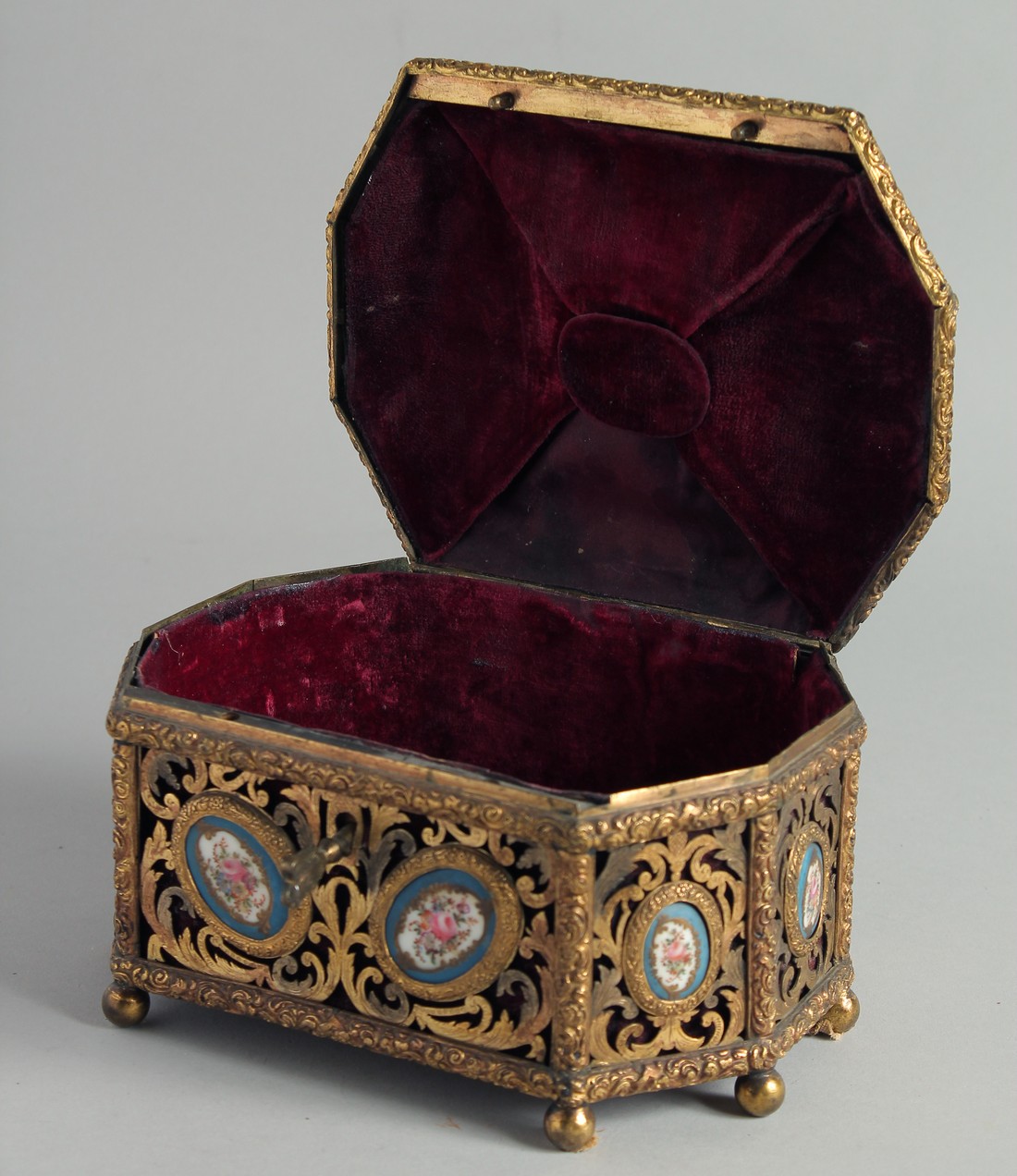 A GOOD 19TH CENTURY LOUIS XV DESIGN PIERCED GILT METAL CASKET, set with fifteen Sevres circular oval - Image 5 of 7