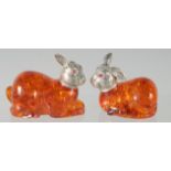 A PAIR OF AMBER STYLE RABBITS. 5.5cm