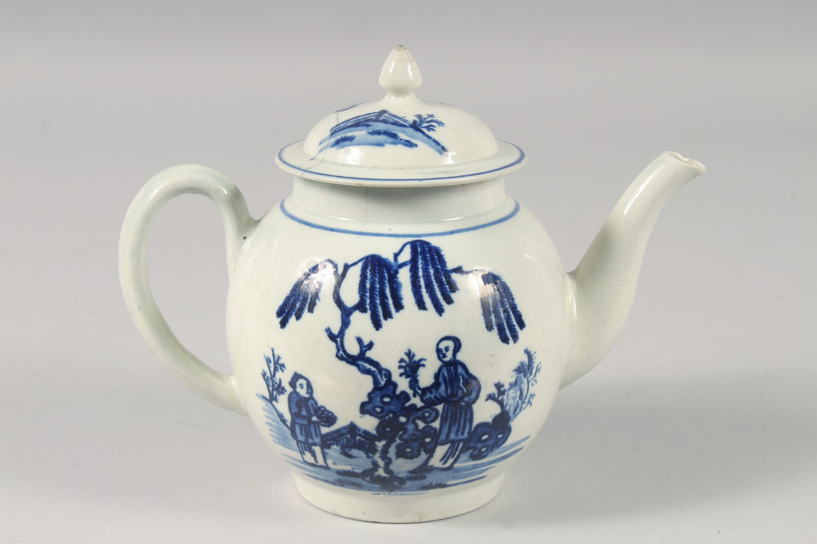 A WORCESTER BLUE AND WHITE TEA POT AND COVER. - Image 3 of 7