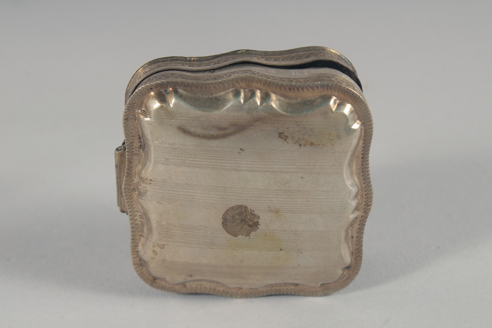 A DUTCH SILVER PILL BOX with embossed and engraved decoration. 5cm wide - Image 3 of 3