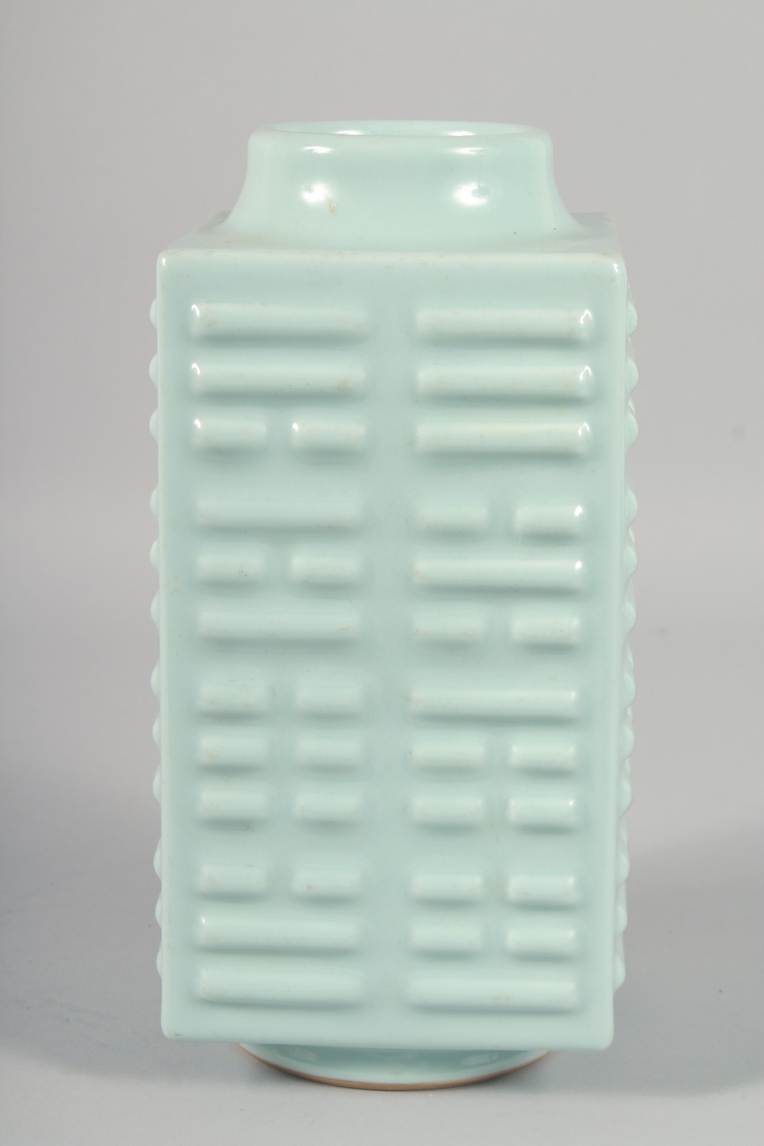A CHINESE CELADON GLAZE SQUARE FORM ZUN VASE, the base with six-character mark, 27.5cm high. - Image 3 of 6