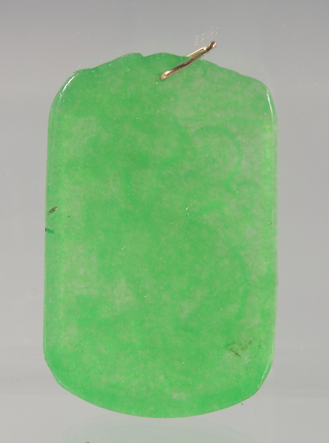 A CARVED GREEN JADE PENDANT with a gold suspension loop. 5.5cm high. - Image 2 of 2