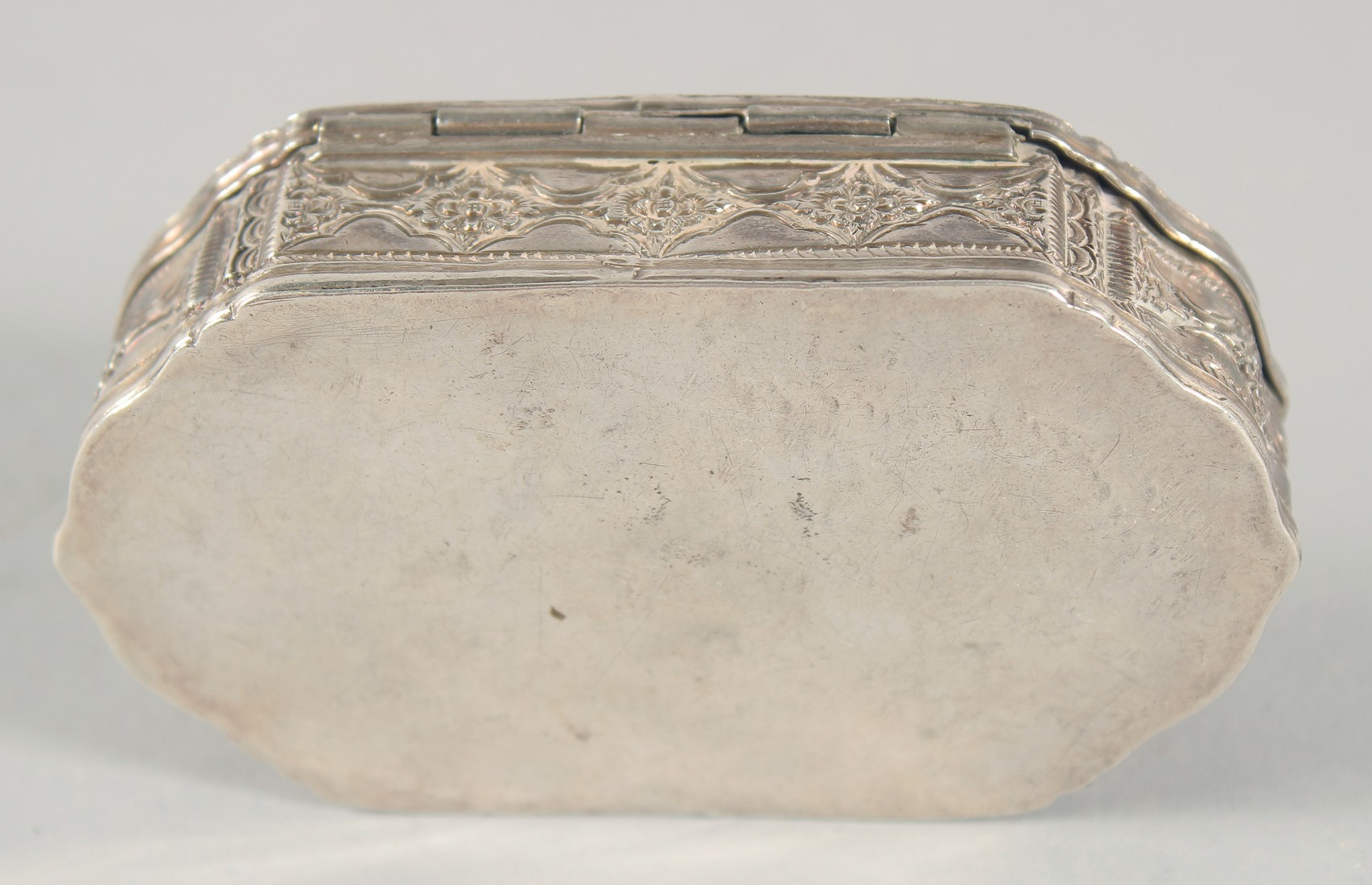 A FINE 19TH CENTURY SRI LANKAN SILVER BOX, with embossed foliate decoration, weight 55g, 9cm x 5cm. - Image 3 of 3