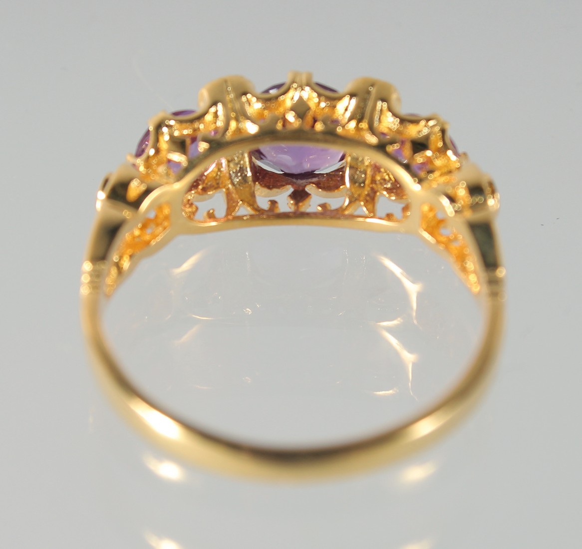 A SILVER AND GOLD-PLATED AMETHYST AND PEARL RING. - Image 2 of 2