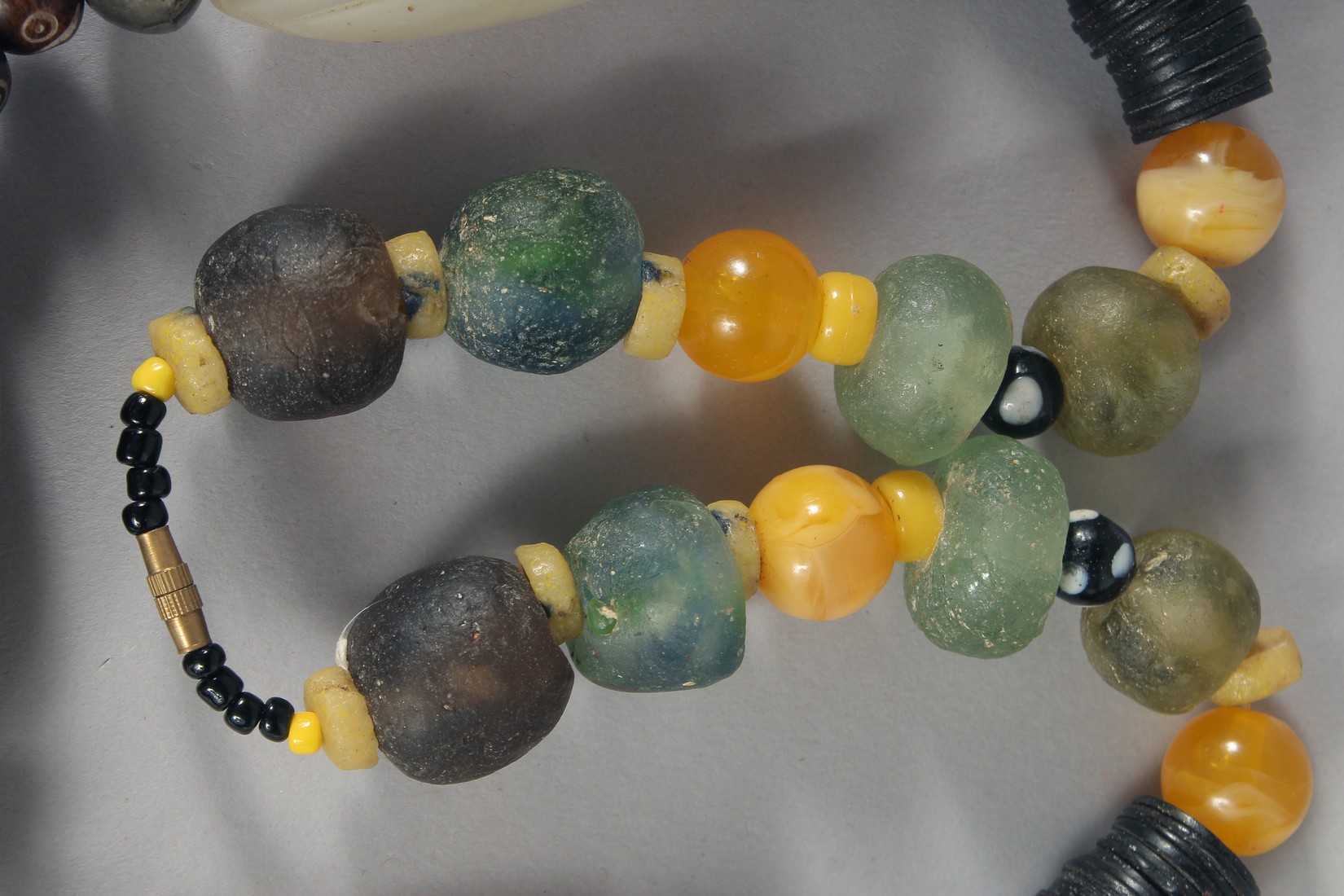 AN ETHNIC CHUNKY BEAD NECKLACE. - Image 2 of 3