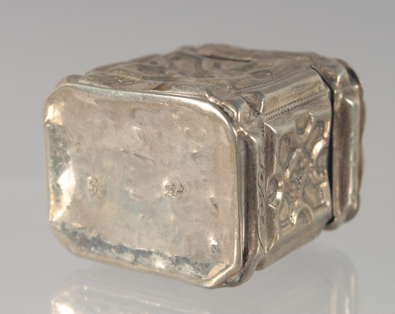 A DUTCH SILVER PILL BOX with embossed decoration. 4.5cm high - Image 3 of 4