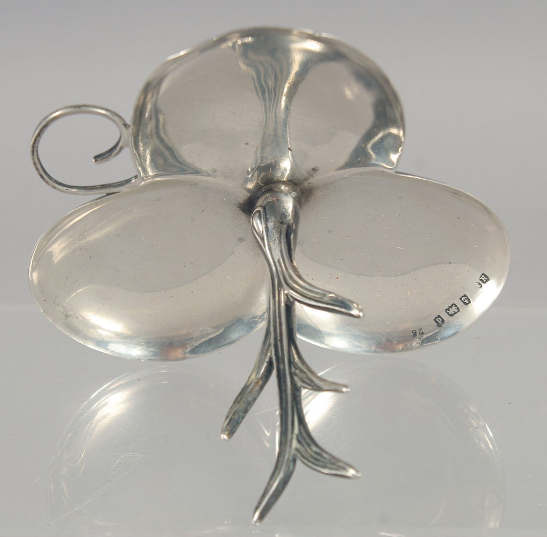 A SILVER COLOUR SHAPED RING STAND. - Image 2 of 4