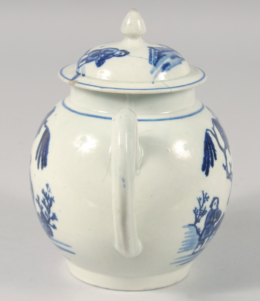 A WORCESTER BLUE AND WHITE TEA POT AND COVER. - Image 4 of 7