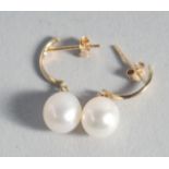 A PAIR OF 9ct. GOLD PEARL DROP EARRINGS.