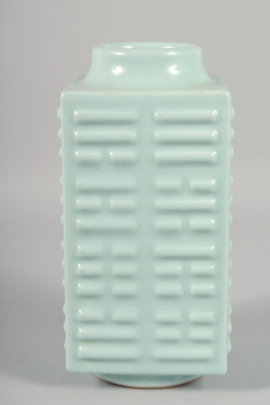 A CHINESE CELADON GLAZE SQUARE FORM ZUN VASE, the base with six-character mark, 27.5cm high. - Image 4 of 6