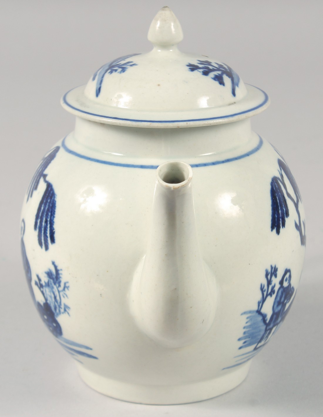 A WORCESTER BLUE AND WHITE TEA POT AND COVER. - Image 2 of 7