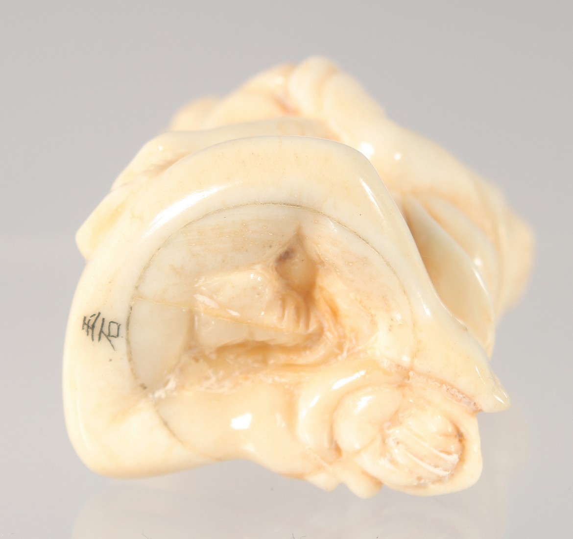 A CHINESE CARVED BONE EROTIC NETSUKE. 4.5cm. - Image 3 of 3