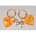 A PAIR OF 18CT GOLD, AMBER AND PEARL DROP EARRINGS.