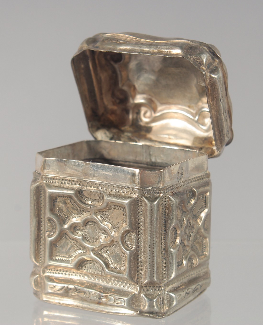 A DUTCH SILVER PILL BOX with embossed decoration. 4.5cm high - Image 4 of 4