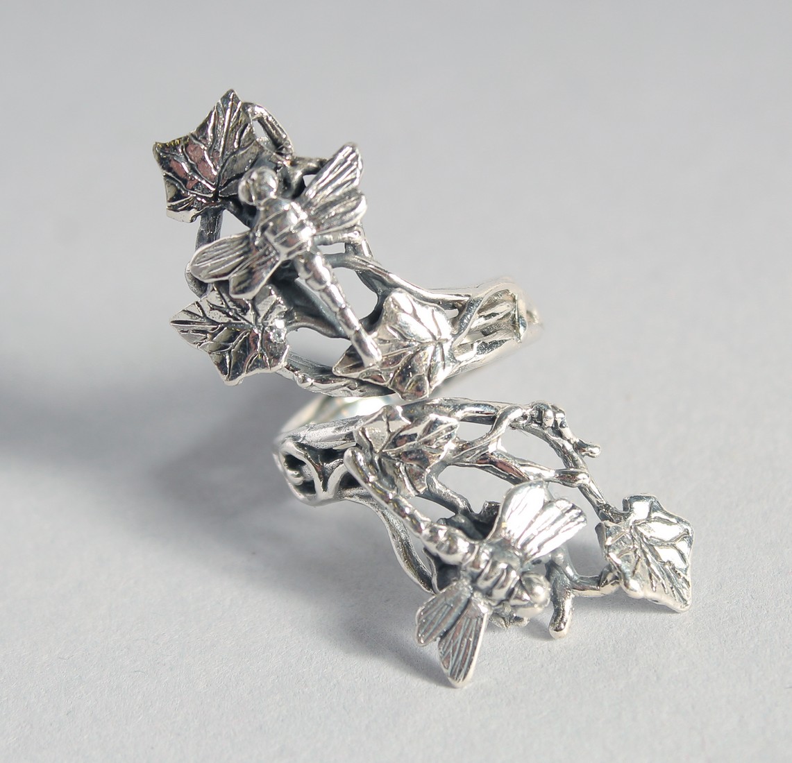 A SILVER AND NATURALISTIC DRAGONFLY RING.