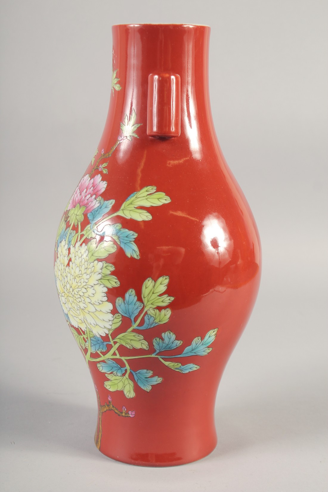 A CHINESE RED GROUND PORCELAIN TWIN HANDLE VASE, painted with flora, six-character mark to base, - Image 4 of 6