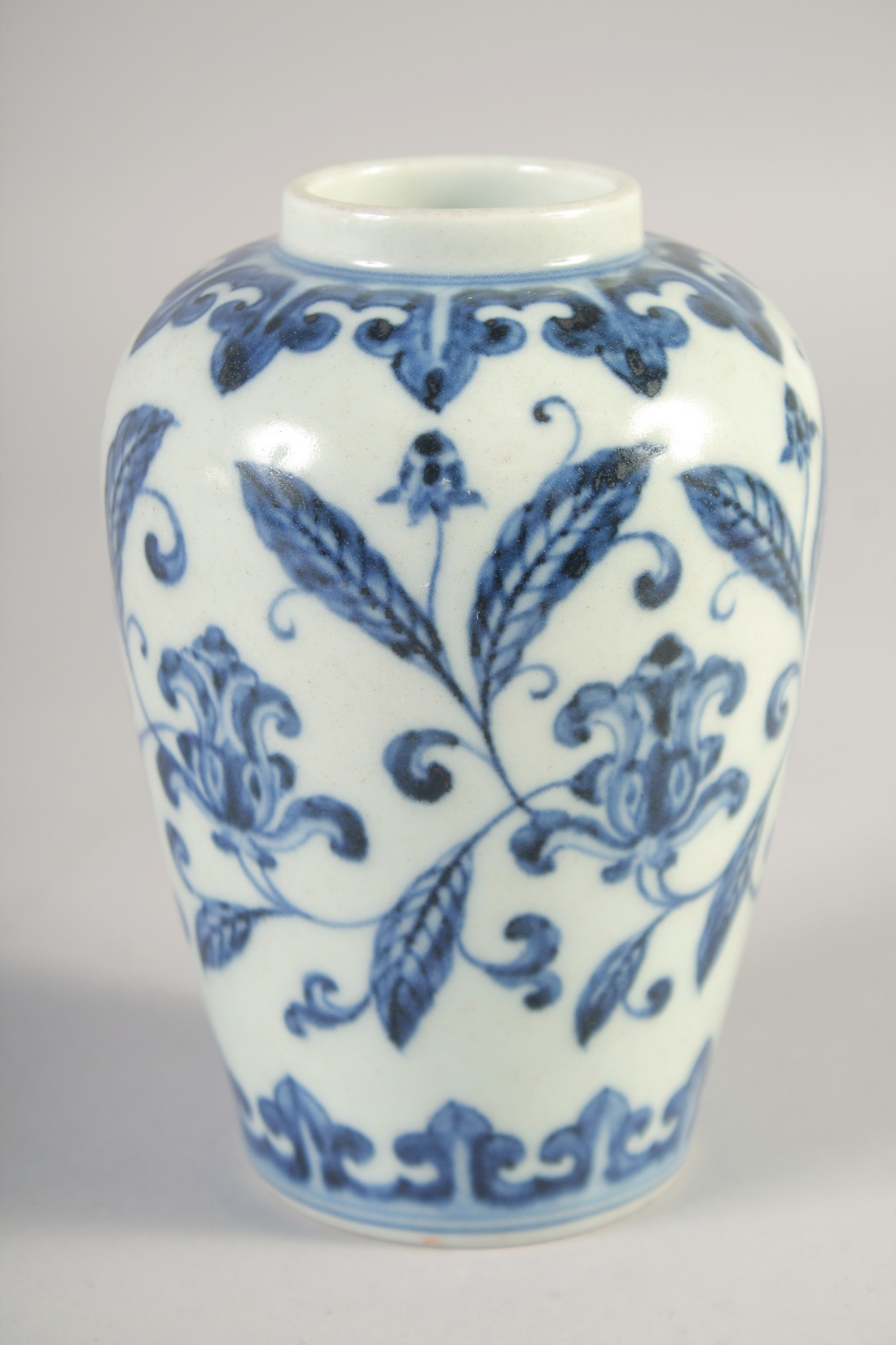 A CHINESE BLUE AND WHITE PORCELAIN JAR, six-character mark to base, 15cm high. - Image 2 of 5