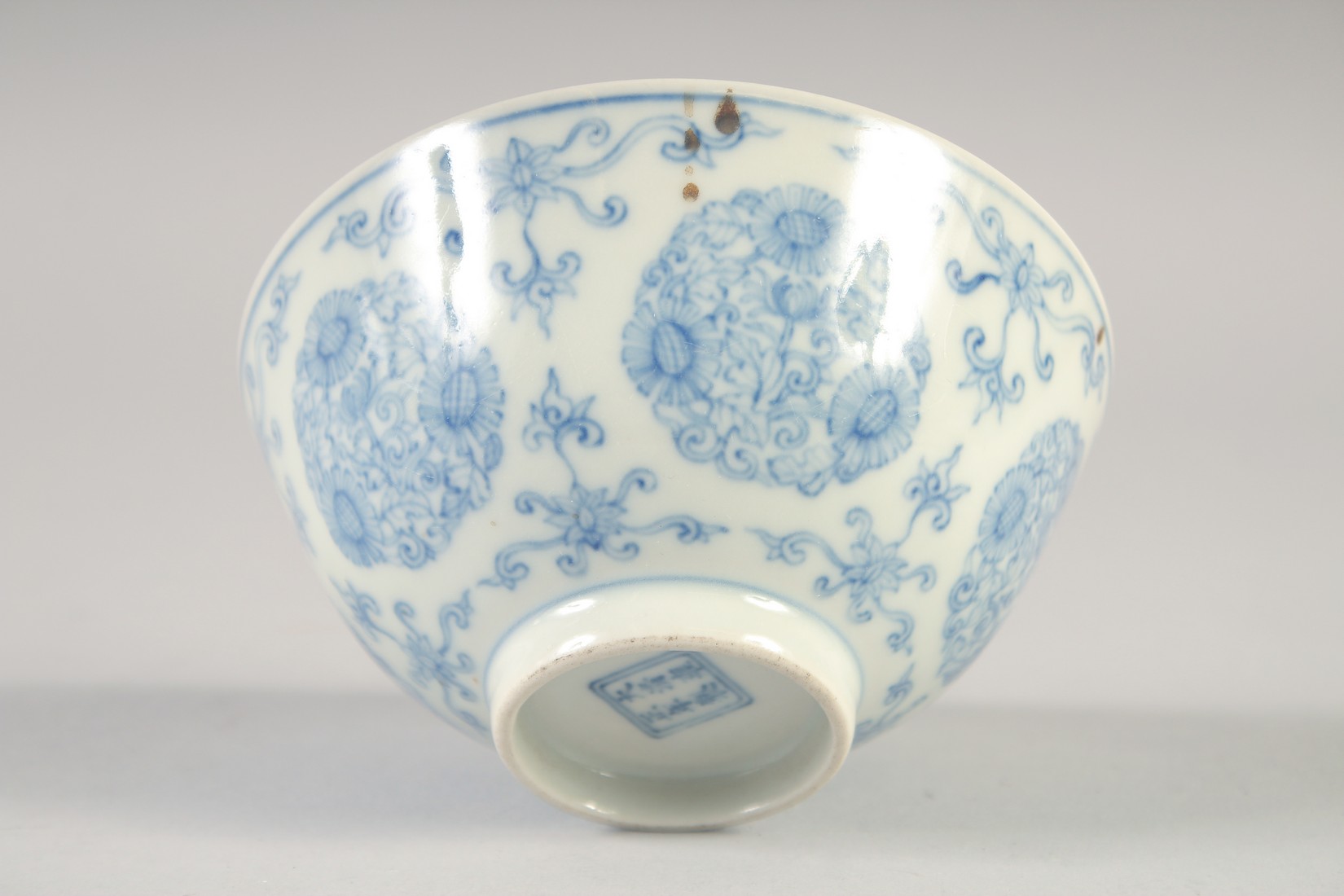 A CHINESE BLUE AND WHITE PORCELAIN BOWL, painted with floral medallions, six-character mark to base, - Image 5 of 5