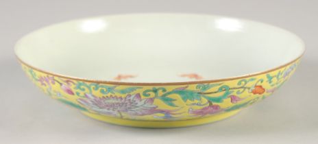 A CHINESE FAMILLE ROSE PORCELAIN DISH, decorated flowers, the interior with five bats, 21cm