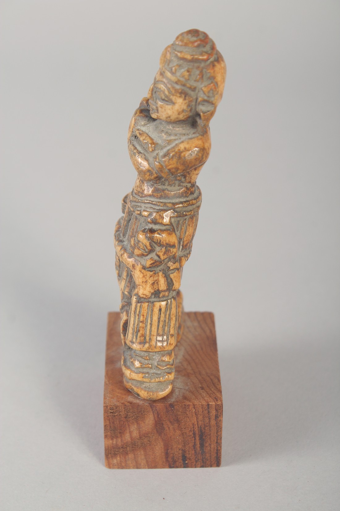 A 17TH CENTURY SOUTH INDIAN CARVED BONE FIGURE of fluting Krishna, mounted to a wooden base, carving - Image 2 of 4