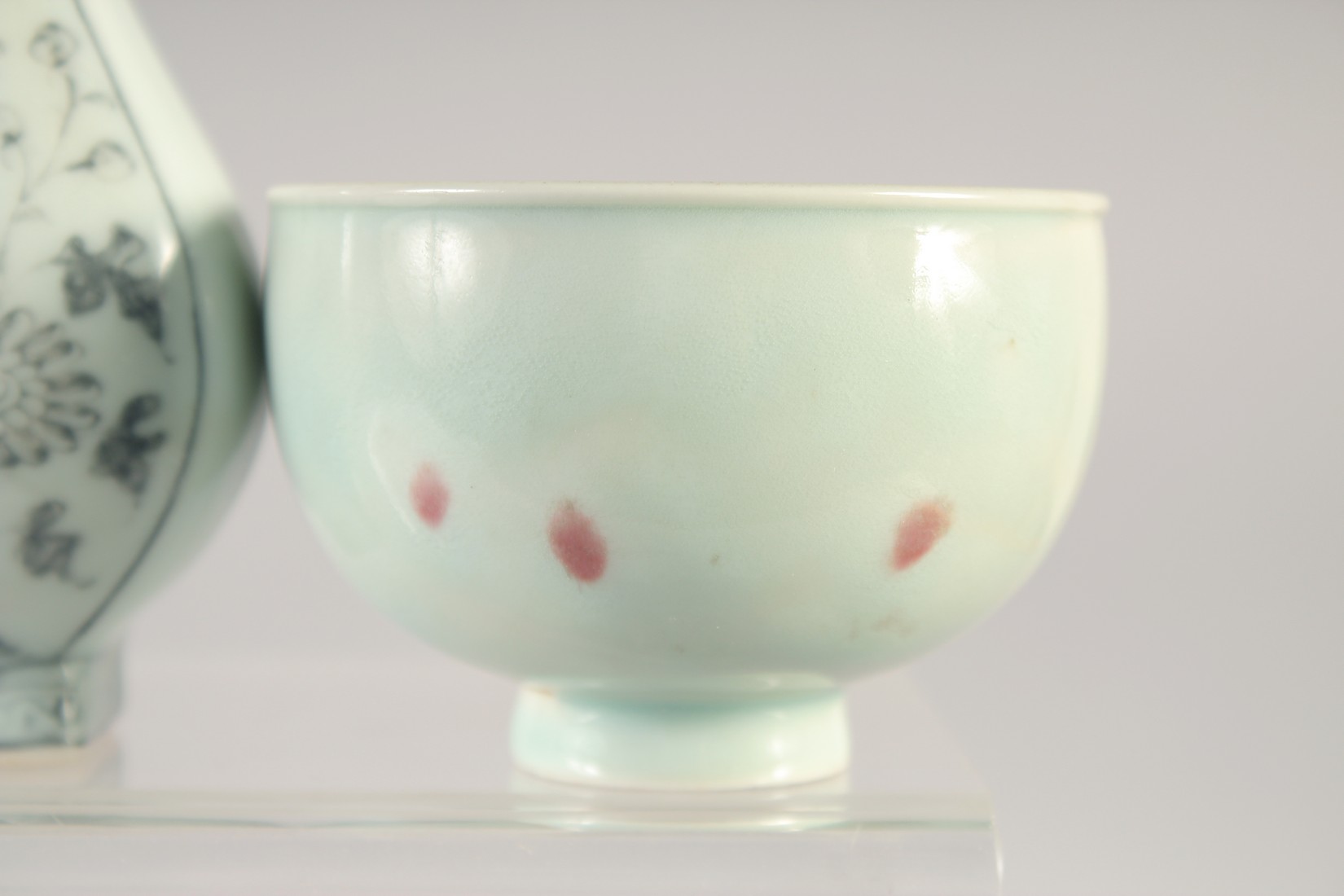 A GROUP OF THREE YUAN STYLE PORCELAIN ITEMS, comprising two cups and a vase, (3). - Image 5 of 6