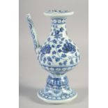 A CHINESE BLUE AND WHITE PORCELAIN EWER, 21cm high.