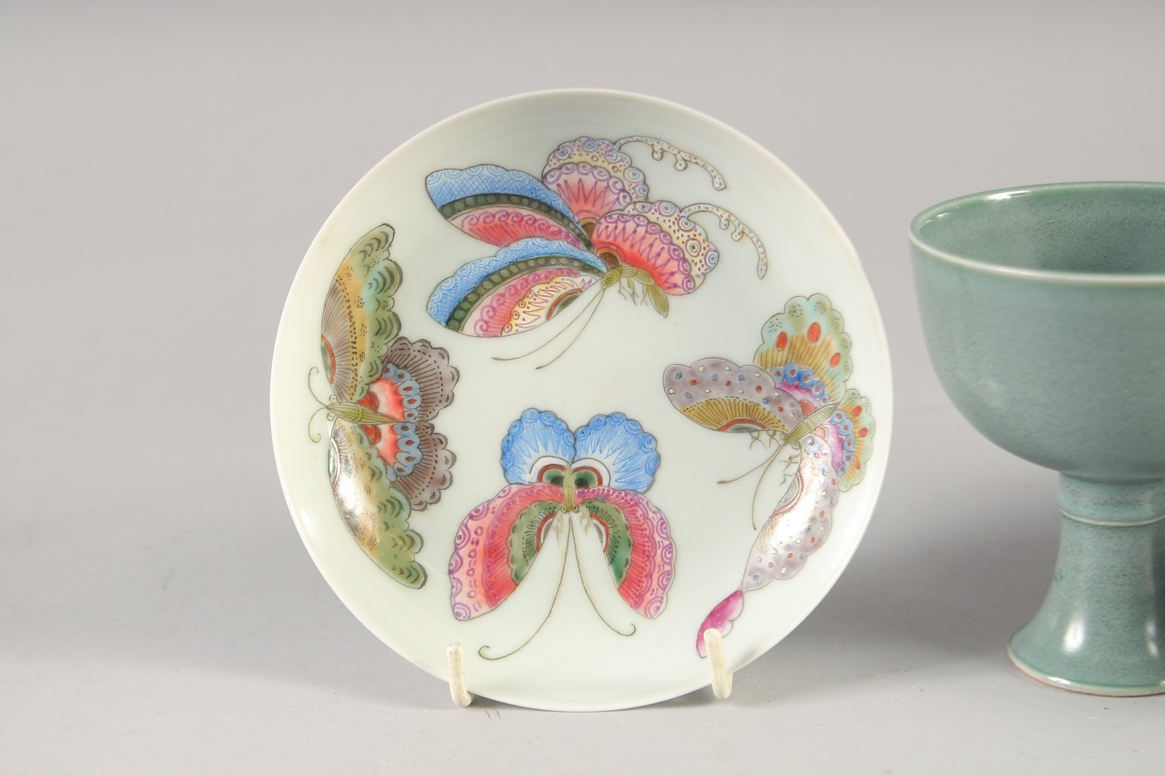 A COLLECTION OF FOUR CHINESE PORCELAIN ITEMS, comprising a vase, a cup, a bowl and a dish, (4). - Image 2 of 10
