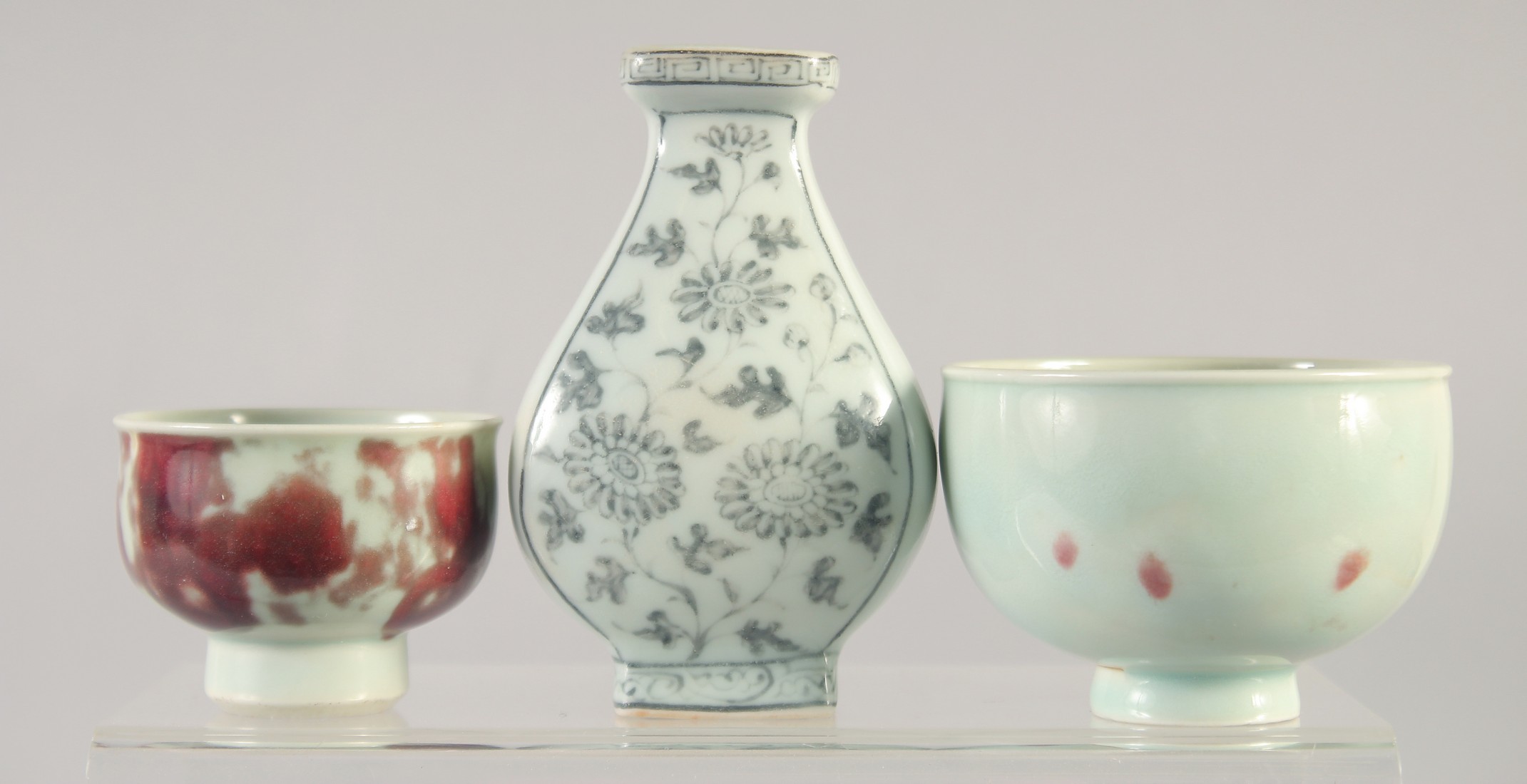 A GROUP OF THREE YUAN STYLE PORCELAIN ITEMS, comprising two cups and a vase, (3). - Image 2 of 6