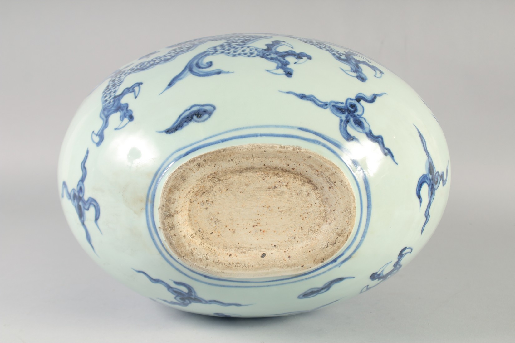 A LARGE CHINESE BLUE AND WHITE PORCELAIN MOON FLASK DRAGON VASE, bearing six-character mark, 44cm - Image 7 of 7