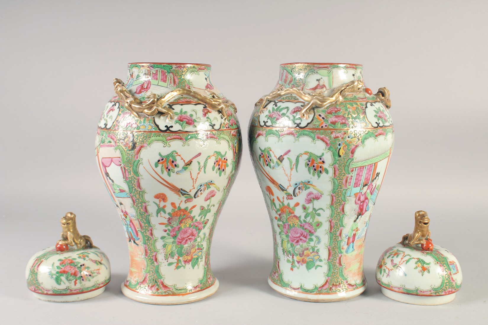 A PAIR CHINESE CANTON FAMILLE ROSE VASES AND COVERS, painted with panels of figures, the covers with - Image 6 of 8