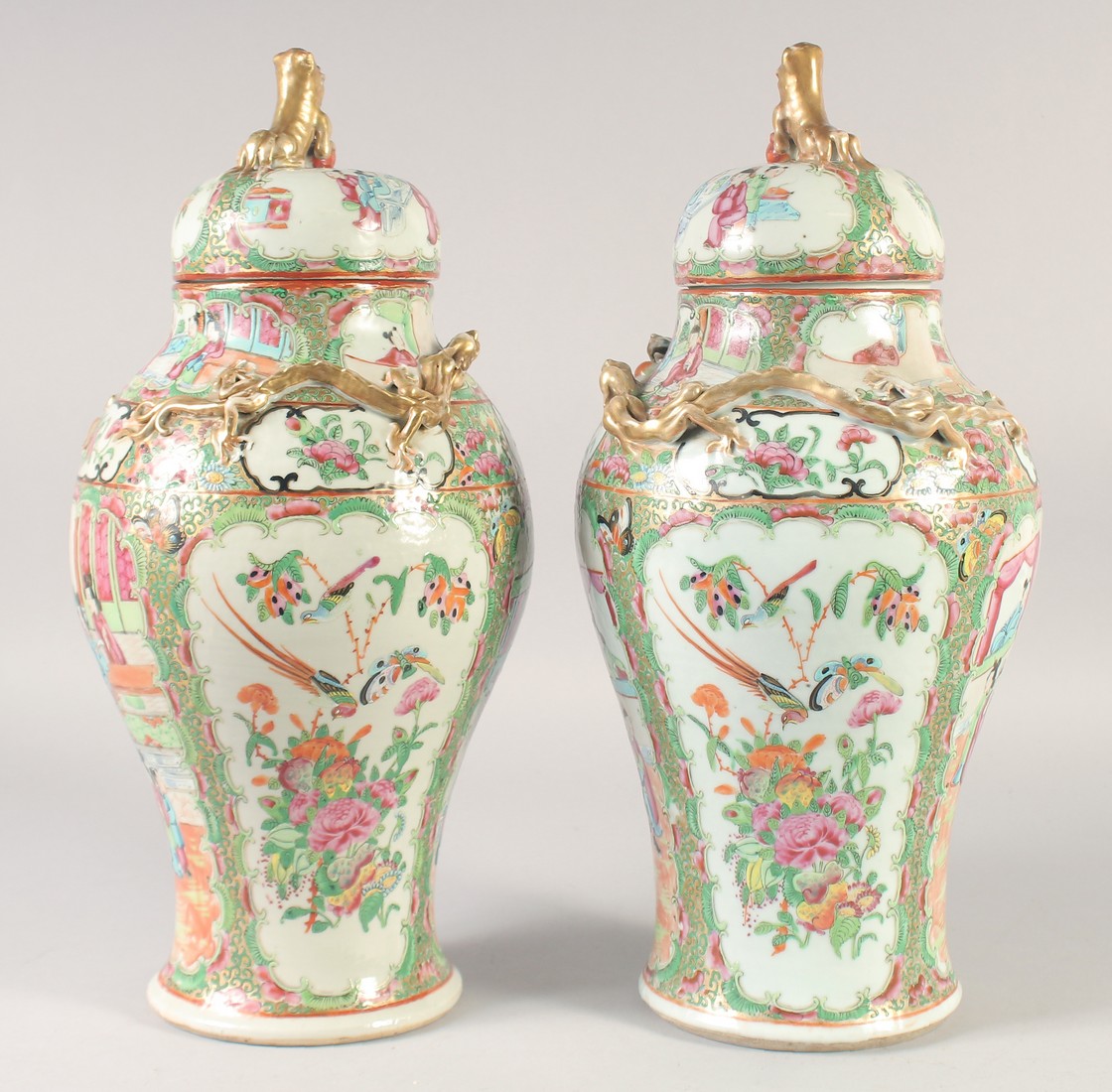 A PAIR CHINESE CANTON FAMILLE ROSE VASES AND COVERS, painted with panels of figures, the covers with - Image 2 of 8