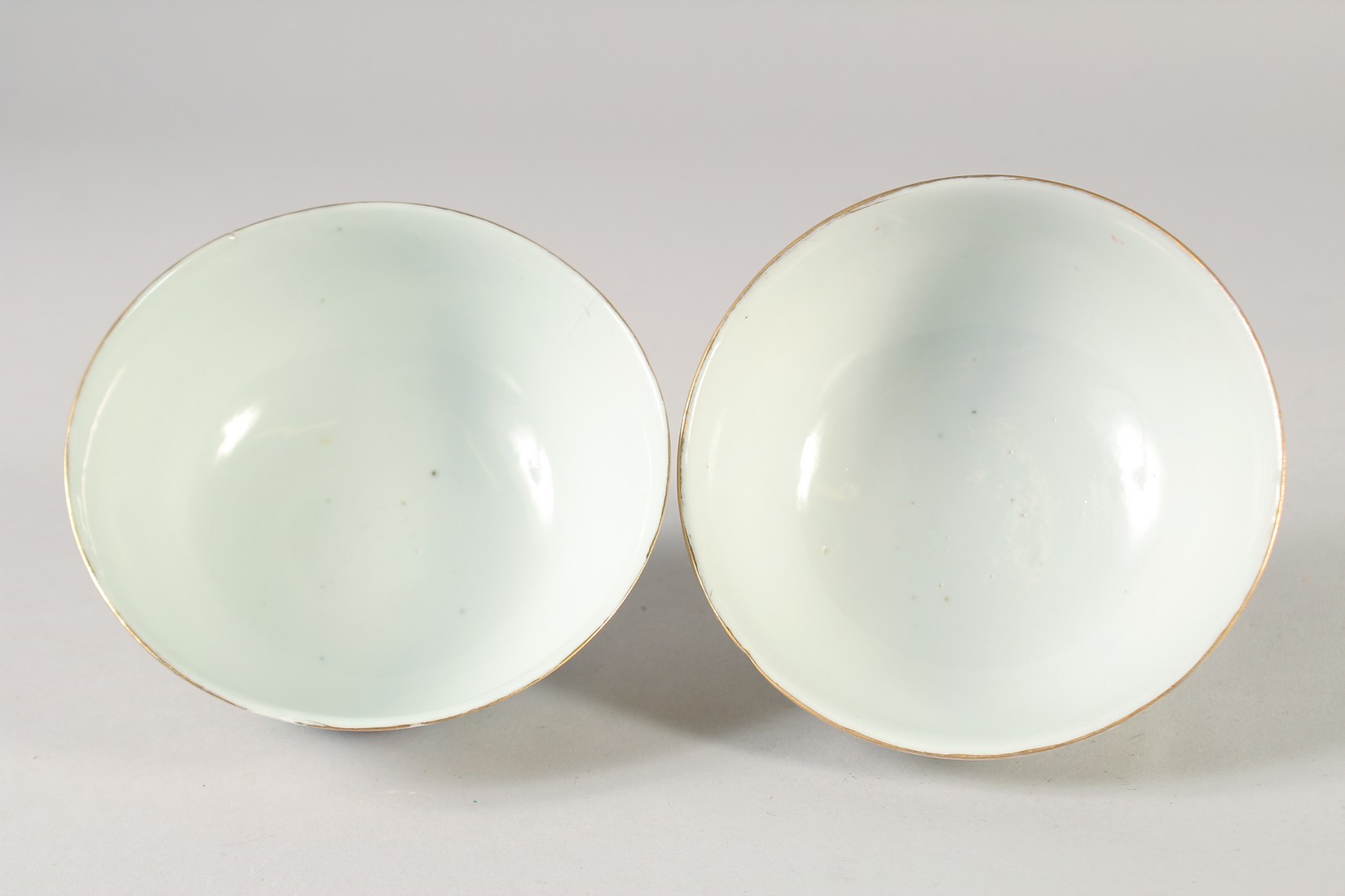 A PAIR OF CHINESE YELLOW GROUND FAMILLE ROSE PORCELAIN BOWLS, decorated with roundels of gilt - Image 4 of 7