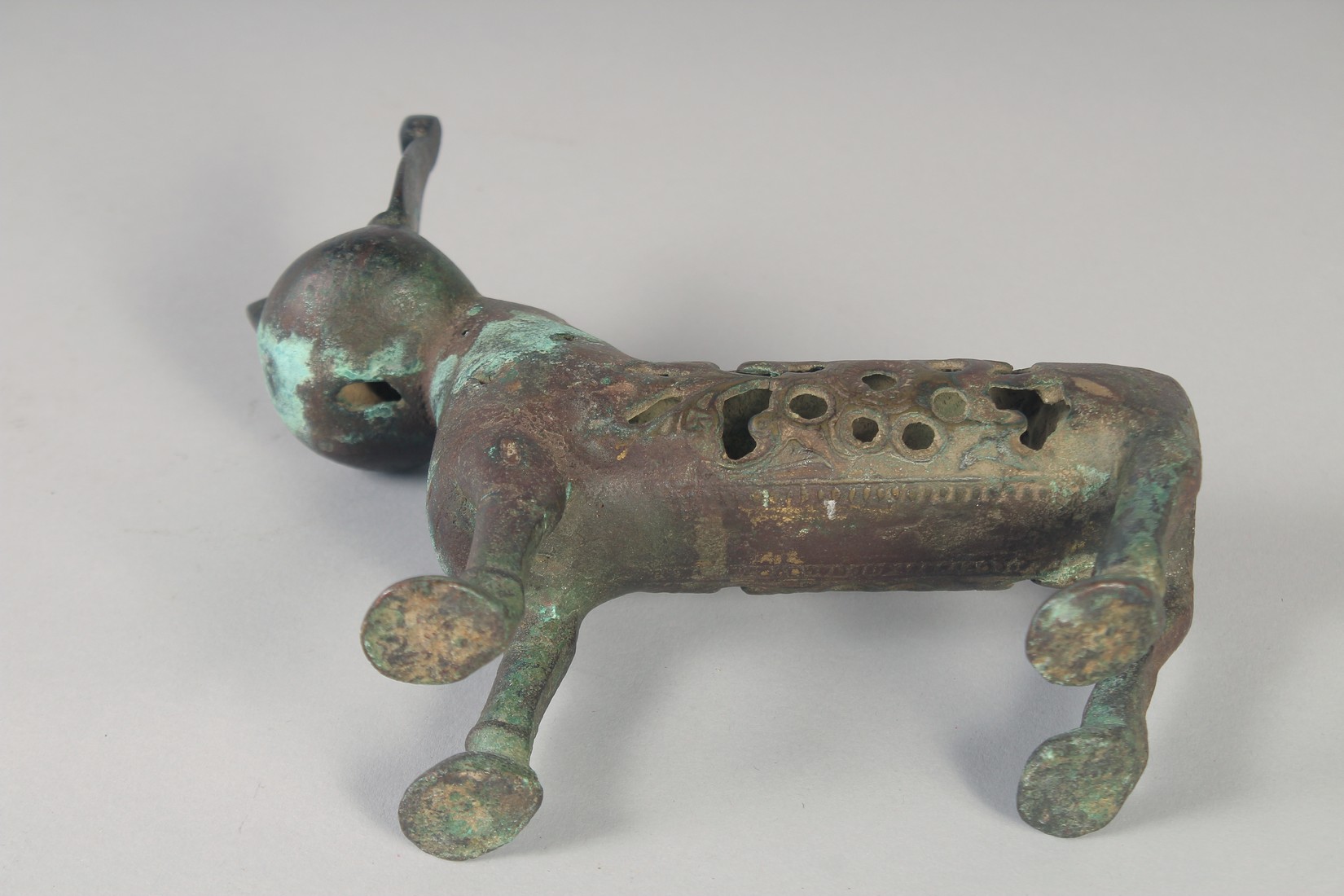 A 12TH-13TH CENTURY PERSIAN SELJUK KHURASAN BRONZE FELINE INCENSE BURNER, 17cm long. - Image 4 of 5