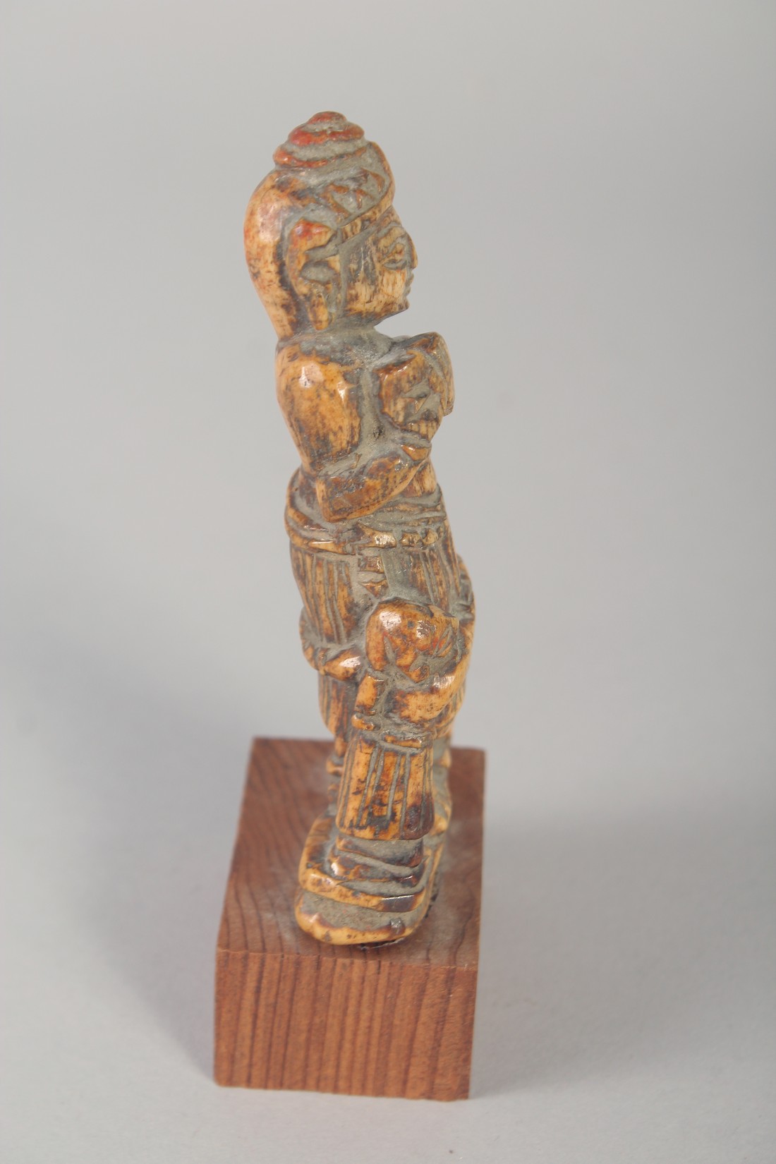 A 17TH CENTURY SOUTH INDIAN CARVED BONE FIGURE of fluting Krishna, mounted to a wooden base, carving - Image 4 of 4