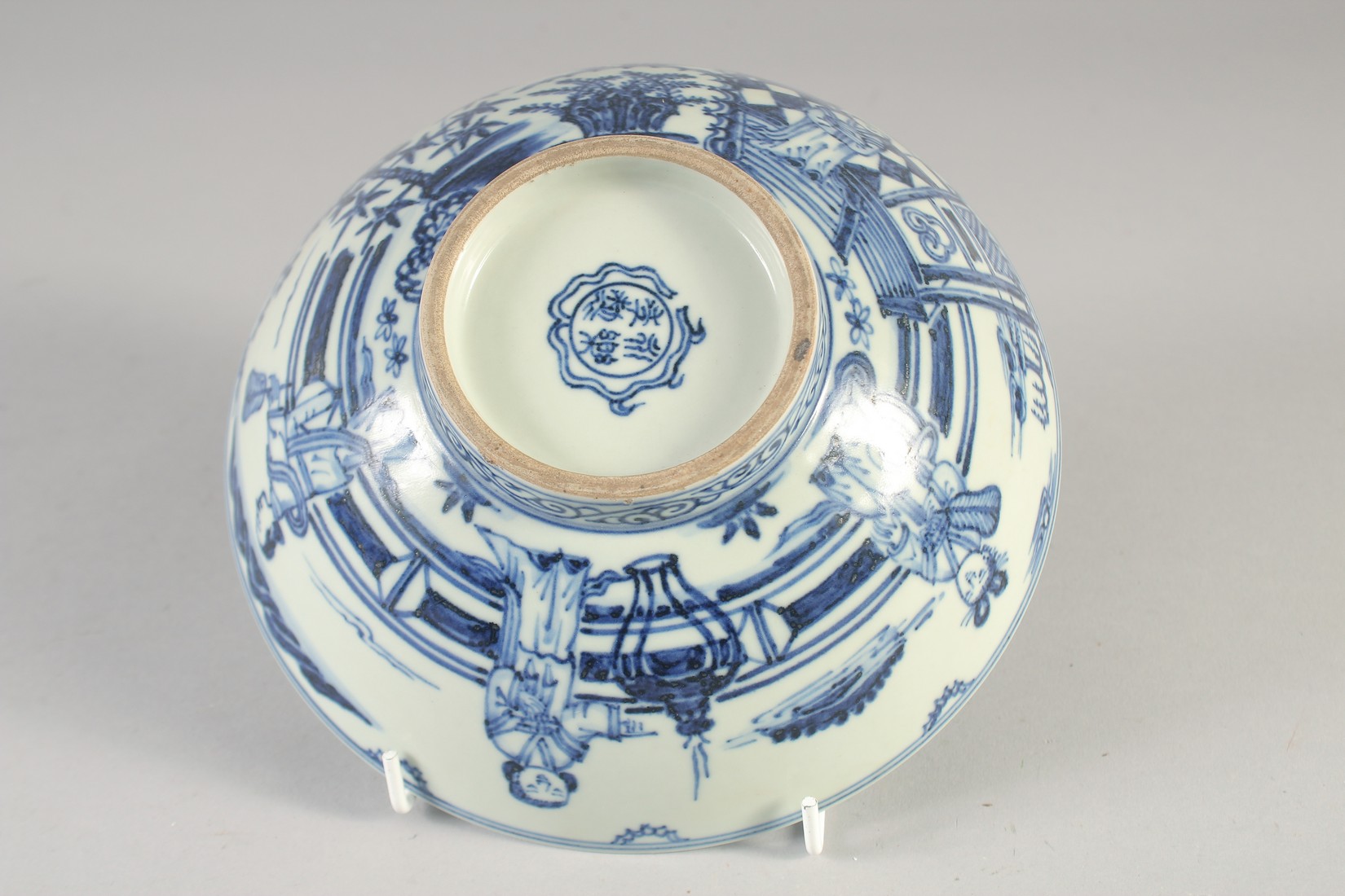 A CHINESE BLUE AND WHITE PORCELAIN BOWL, decorated with figures, four-character mark to base, 19cm - Image 5 of 6