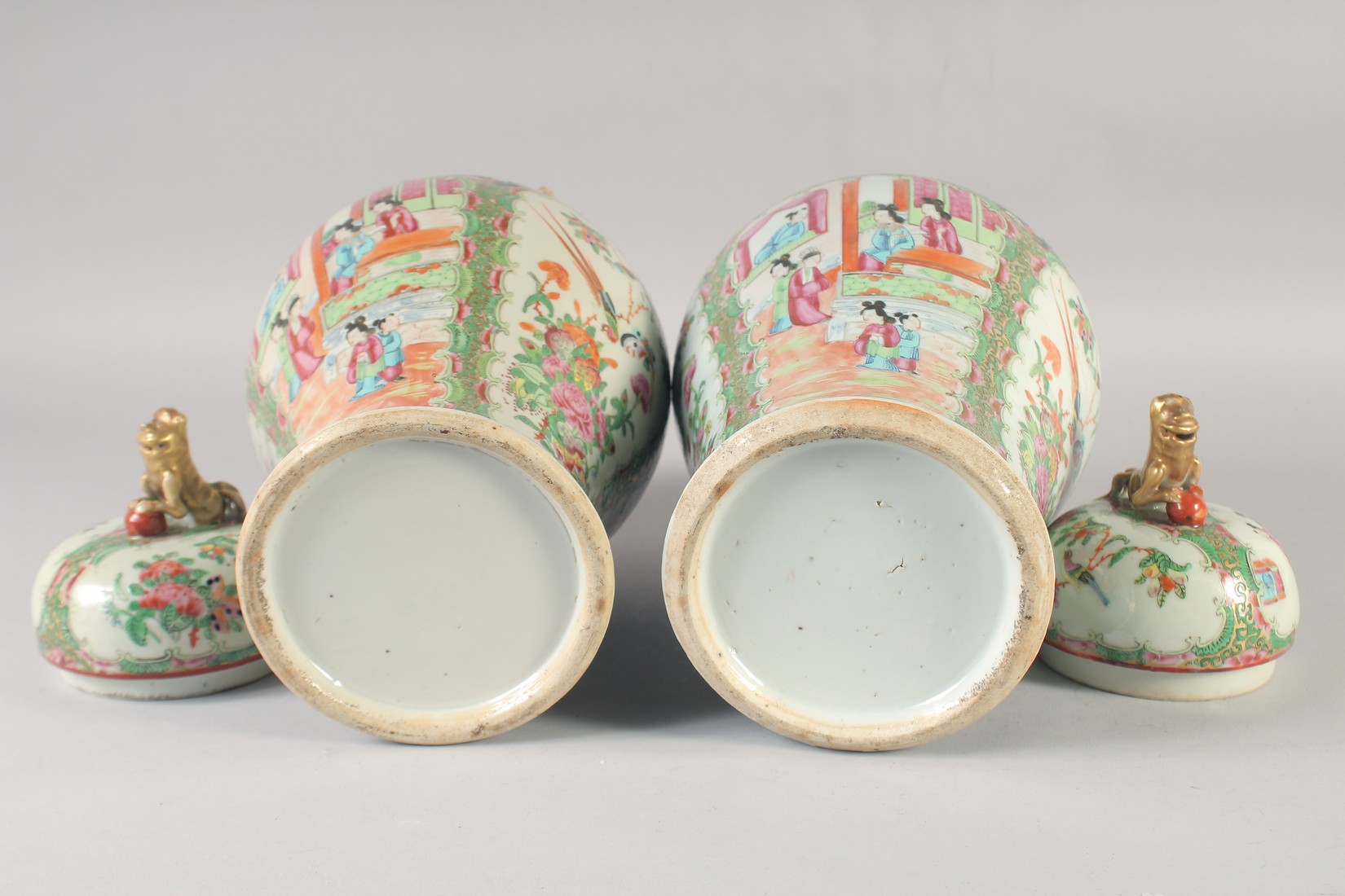 A PAIR CHINESE CANTON FAMILLE ROSE VASES AND COVERS, painted with panels of figures, the covers with - Image 8 of 8