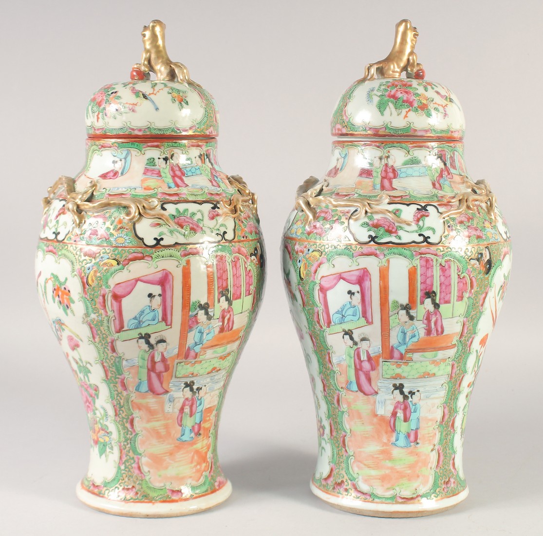 A PAIR CHINESE CANTON FAMILLE ROSE VASES AND COVERS, painted with panels of figures, the covers with - Image 3 of 8