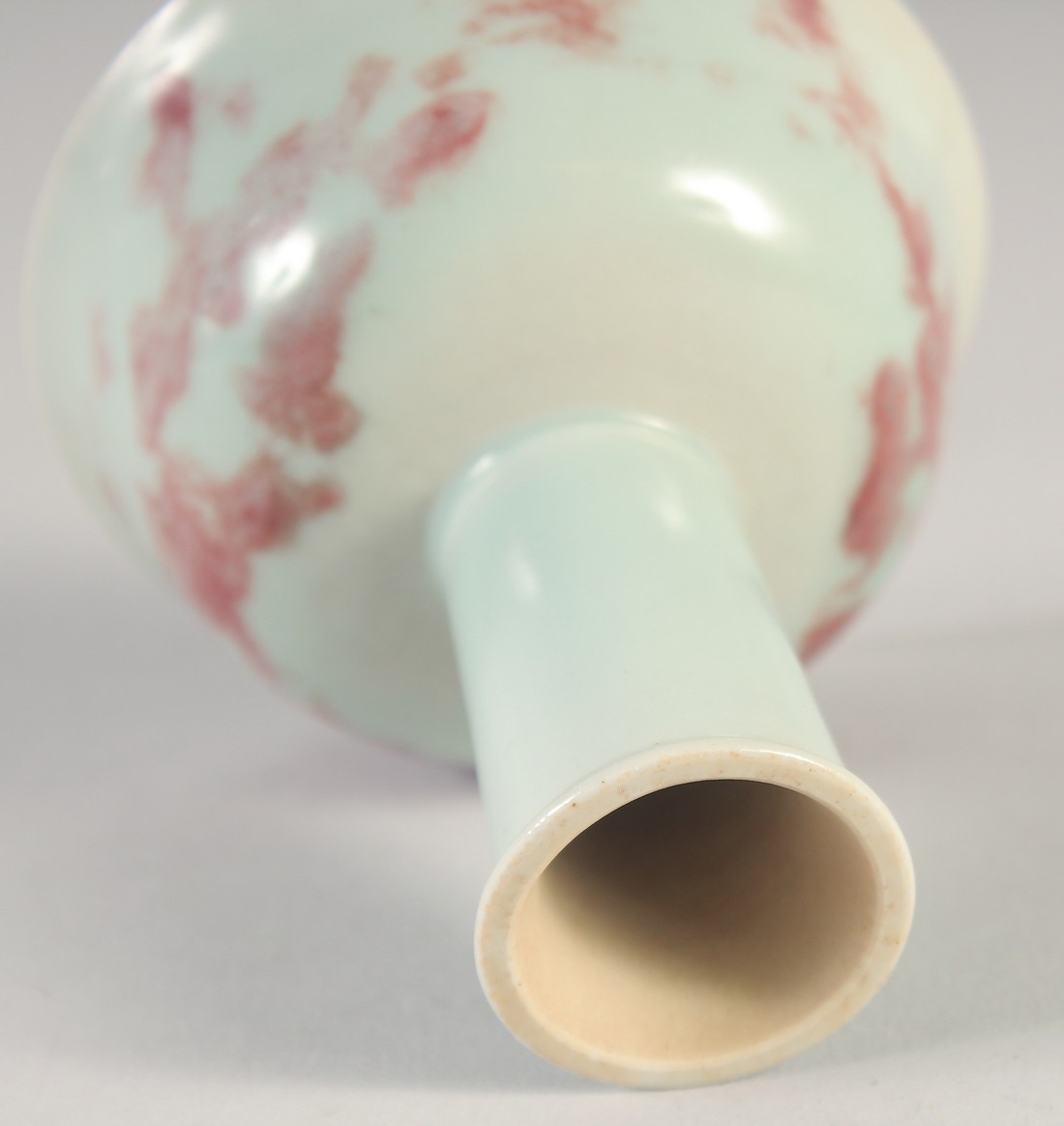 A CHINESE YUAN STYLE PORCELAIN STEM CUP, 9.5cm high. - Image 5 of 5