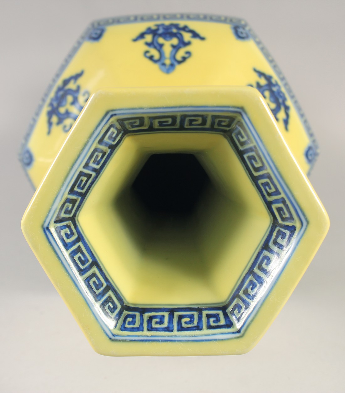 A LARGE CHINESE YELLOW GROUND BLUE AND WHITE HEXAGONAL VASE, with molded twin handles, 58cm high. - Image 5 of 6