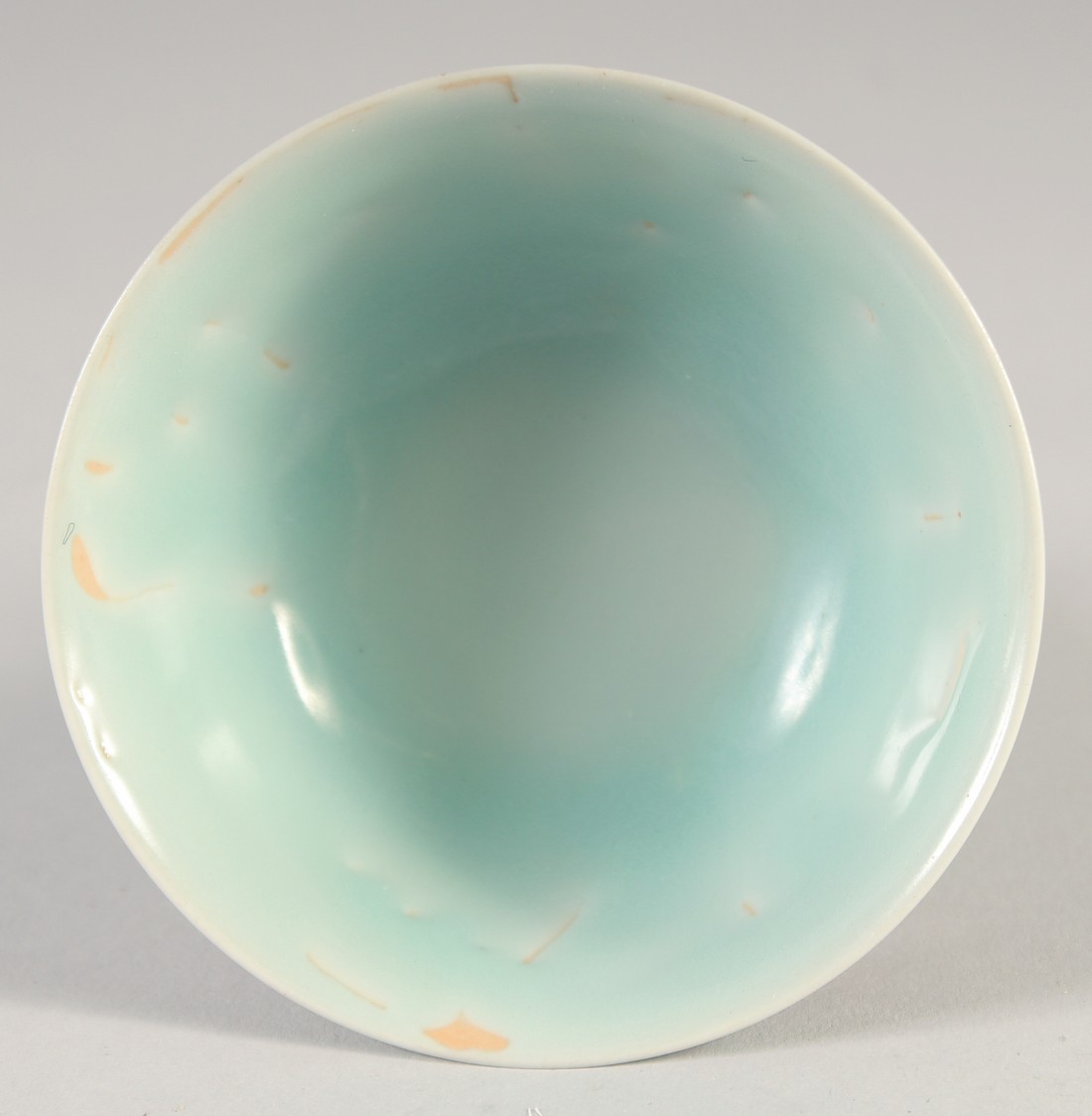 A CHINESE YUAN STYLE PORCELAIN STEM CUP, 9.5cm high. - Image 4 of 5