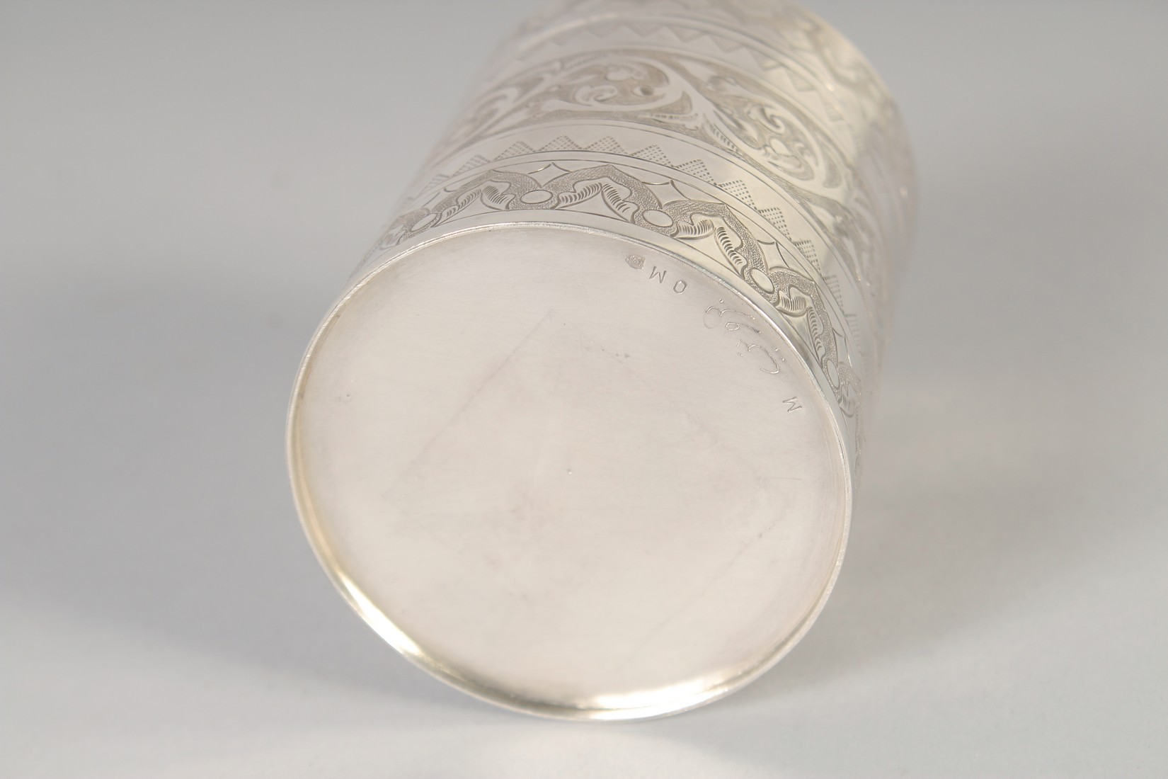 A FINELY ENGRAVED MALAY SILVER CYLINDER BOX; gifted by the sultan of Brunei, with gold plaque, - Image 4 of 5
