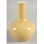 A CHINESE YELLOW GLAZE PORCELAIN BOTTLE VASE, 18cm high.